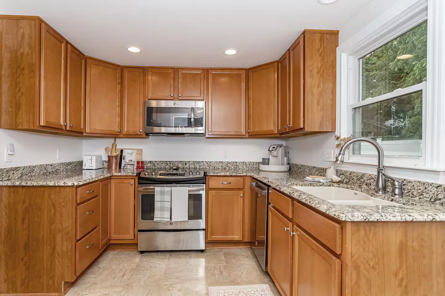 Tidy kitchen kept in good condition by clear house rules — airbnb house rules